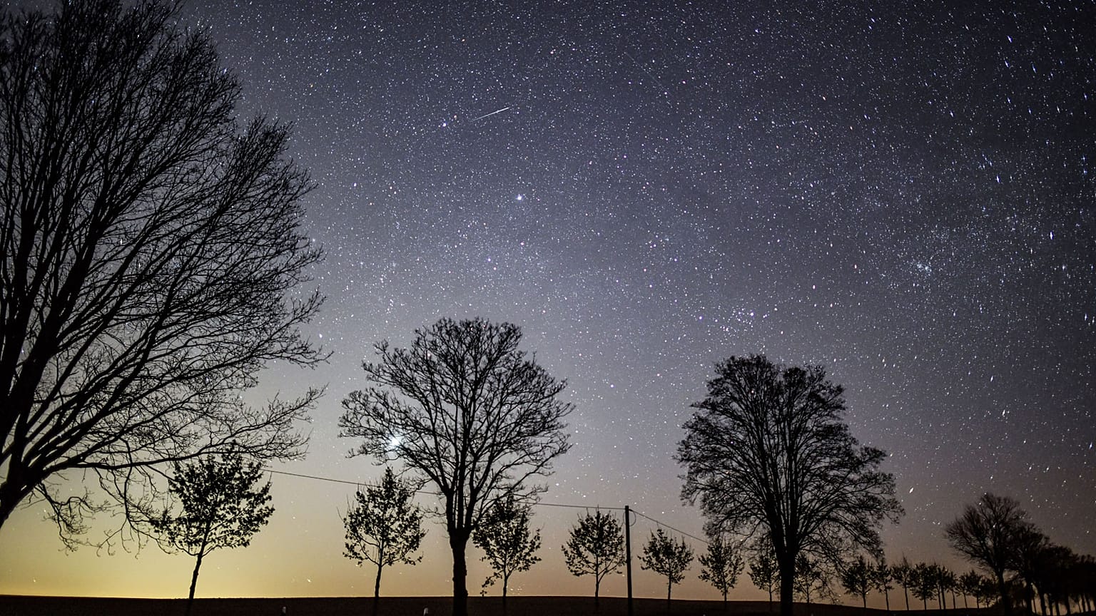 Le ciel étoilé, zébré par des étoiles filantes, au-dessus de Petersdorf dans l'est de l'Allemagne, le 20 avril 2020.