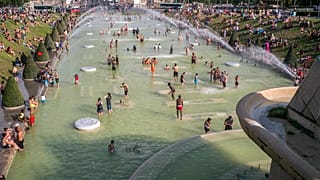 Refrescándose en la plaza Trocadero de París el 25 de julio, que batió el récord de temperatura con 42,6º C