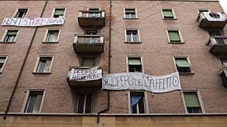 "Viviamo di contrattini e lavoretti": il condominio di precari proclama lo sciopero dell'affitto
