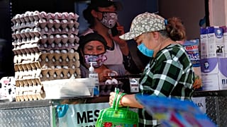Una mujer compra en un mercado mexicano