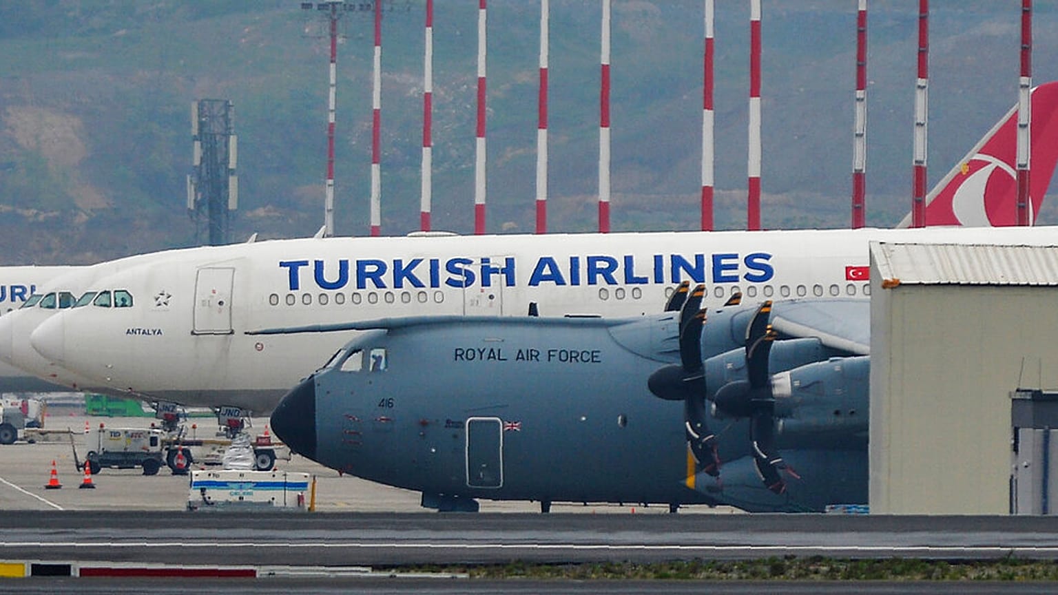 Türkiye'den kişisel koruma ekipmanlarının alınması için İngiltere'den İstanbul'a nakliyat uçağı gönderildi