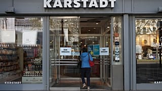 Les commerces et les écoles rouvrent par endroit en Europe, sous certaines conditions