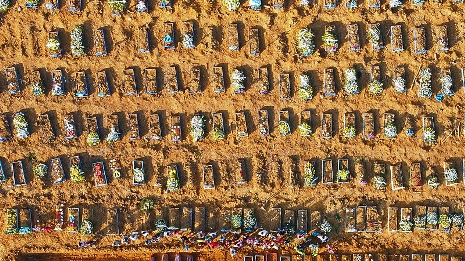 Una vista dall'alto delle fosse comuni al cimitero Nossa Senhora Aparecida di Manaus, 21/04/20