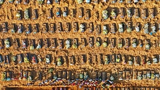 Una vista dall'alto delle fosse comuni al cimitero Nossa Senhora Aparecida di Manaus, 21/04/20