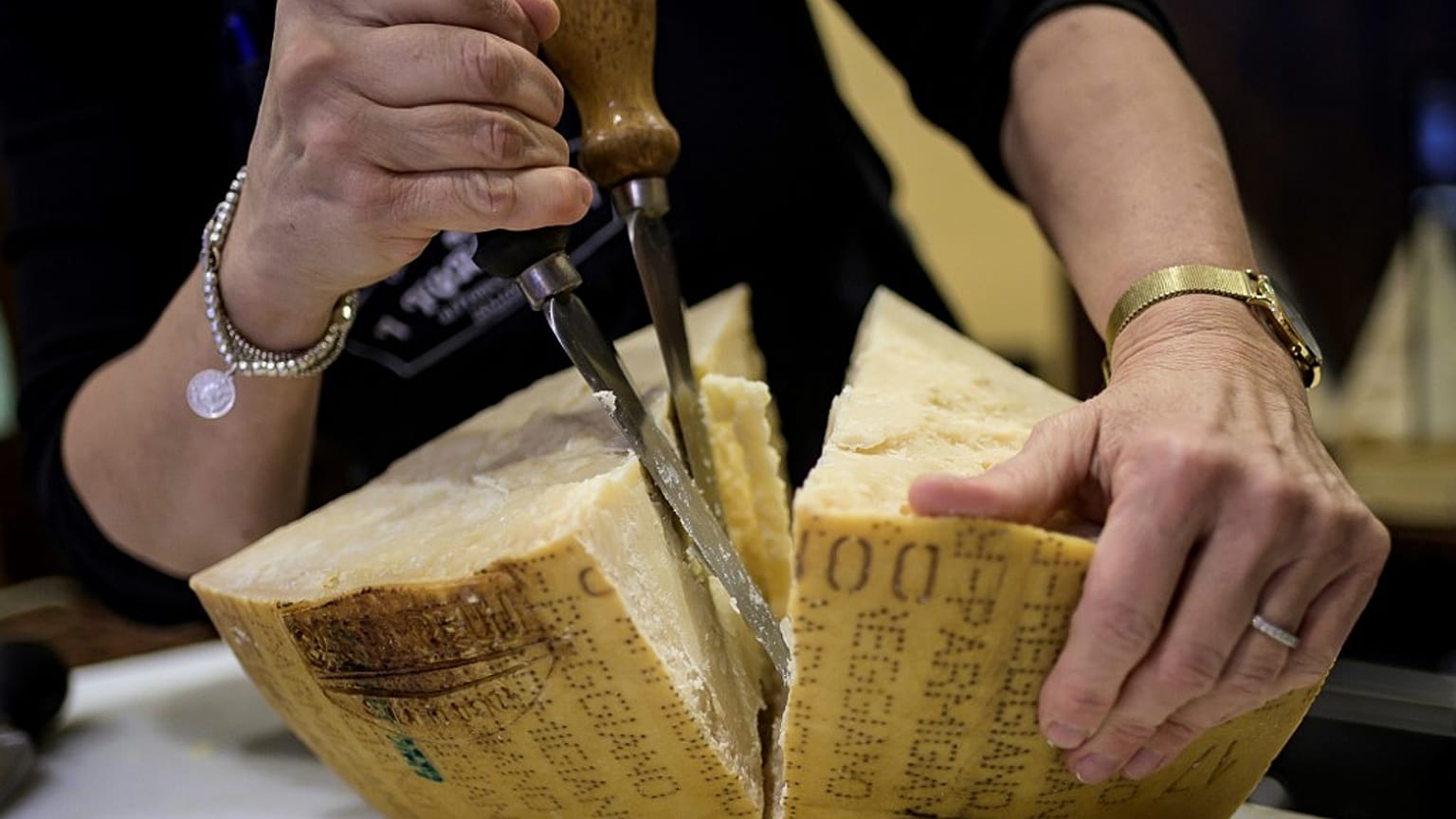 Il parmigiano ai tempi del Covid-19, tra le forme con gli scafandri