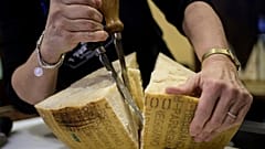 Il parmigiano ai tempi del Covid-19, tra le forme con gli scafandri