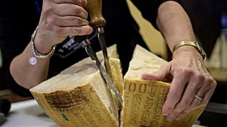 Il parmigiano ai tempi del Covid-19, tra le forme con gli scafandri