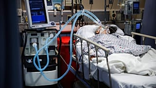 Hagyományos lélegeztetőgépre kötött beteg egy a New York-i St. Joseph kórház sürgősségi osztályán