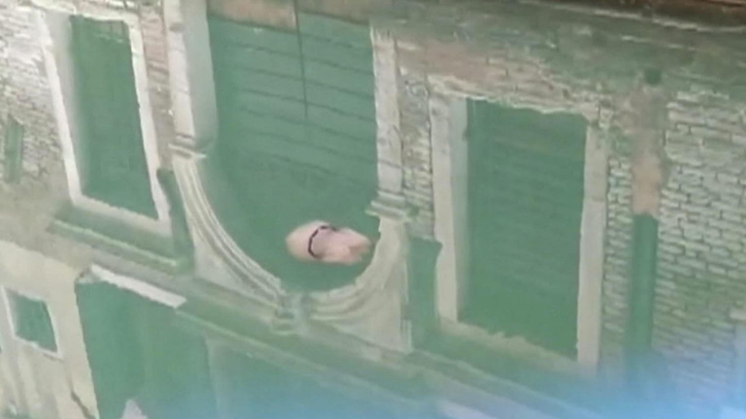 Venedig: Italiener filmt riesige Qualle im Kanal