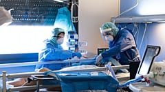 Az Orvosok Határok Nélkül egyik önkéntes aneszteziológus szakorvosa intubál egy koronavírusos beteget az oalszországo Lodi város kórházában