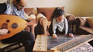 Una niña palestina de 8 años toca 'Bella Ciao' para dar ánimos a los afectados por el COVID-19