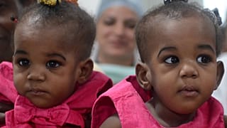 Nijerya'da 68 yaşında bir kadın tüp bebek yöntemiyle ikiz bebek sahibi oldu