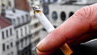 صورة لمدخن سجائر في مدينة ليل شمال فرنسا - 1 مارس 2018 