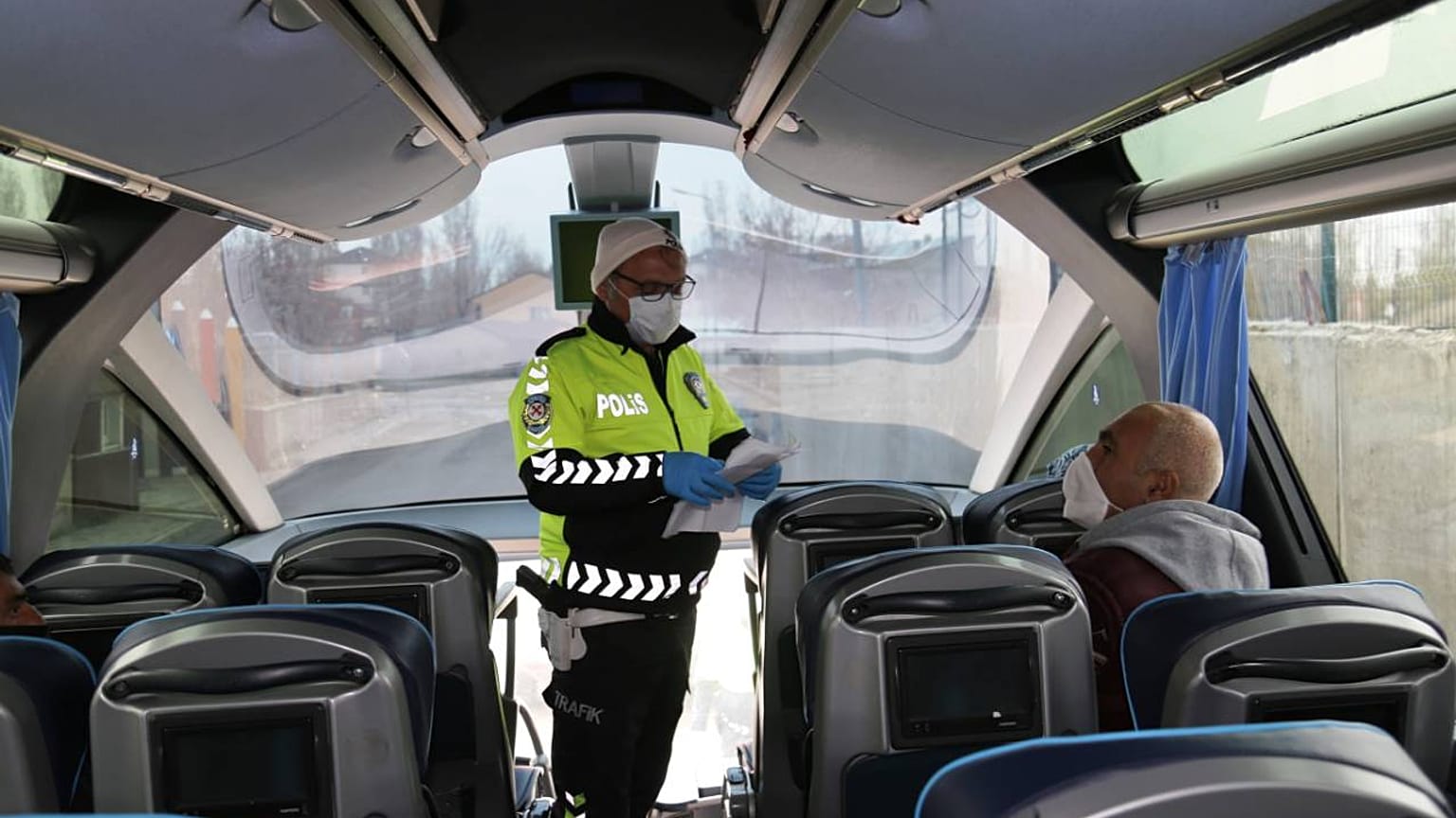Covid-19: Türkiye'de 9 saatte 'sosyal mesafe' ve diğer kuralları çiğneyen 6733 kişiye ceza kesildi