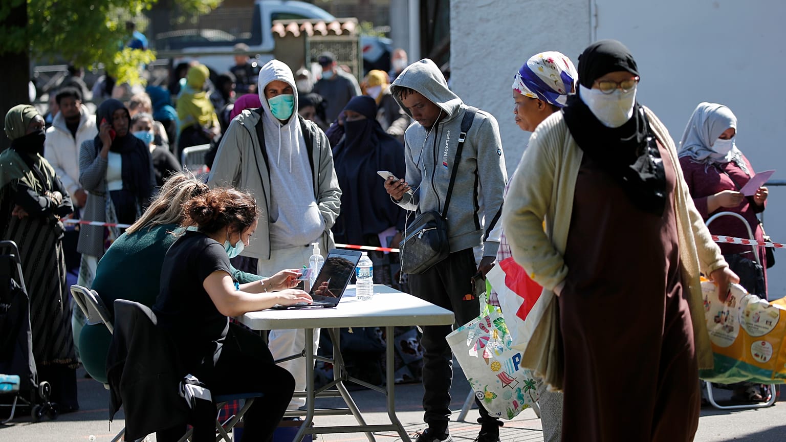 Voluntarios de la asociación ACleFeu distribuyen productos en Clichy-sous-Bois