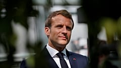 Le président français Emmanuel Macron lors d'une visite d'une entreprise maraîchère à Cléder - Bretagne -, le 22 avril 2020