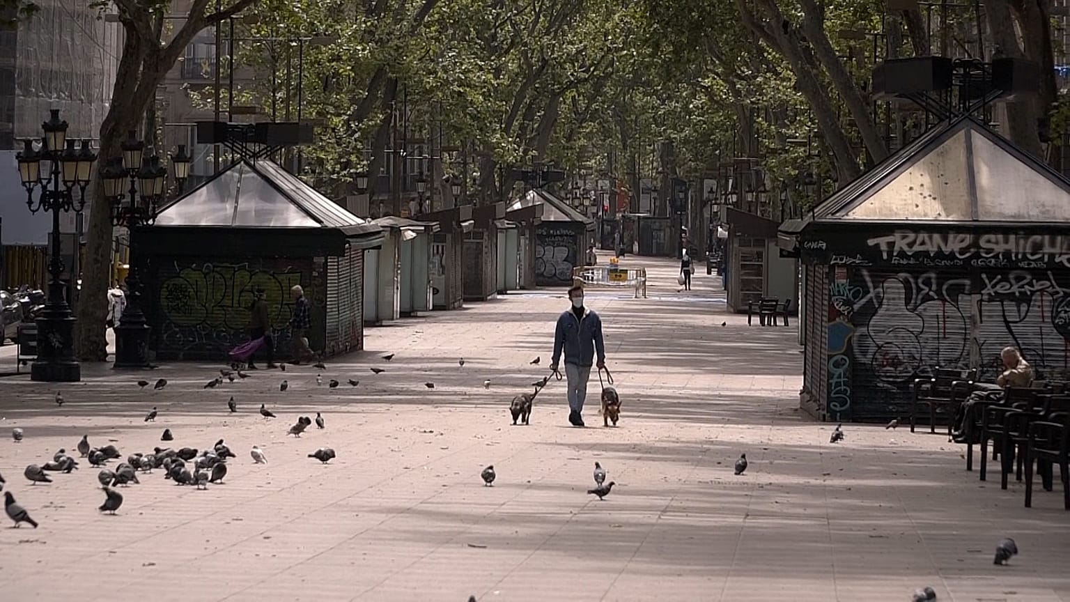 La Rambla de Barcelona vacía en el Día de Sant Jordi
