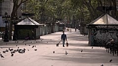 La Rambla de Barcelona vacía en el Día de Sant Jordi