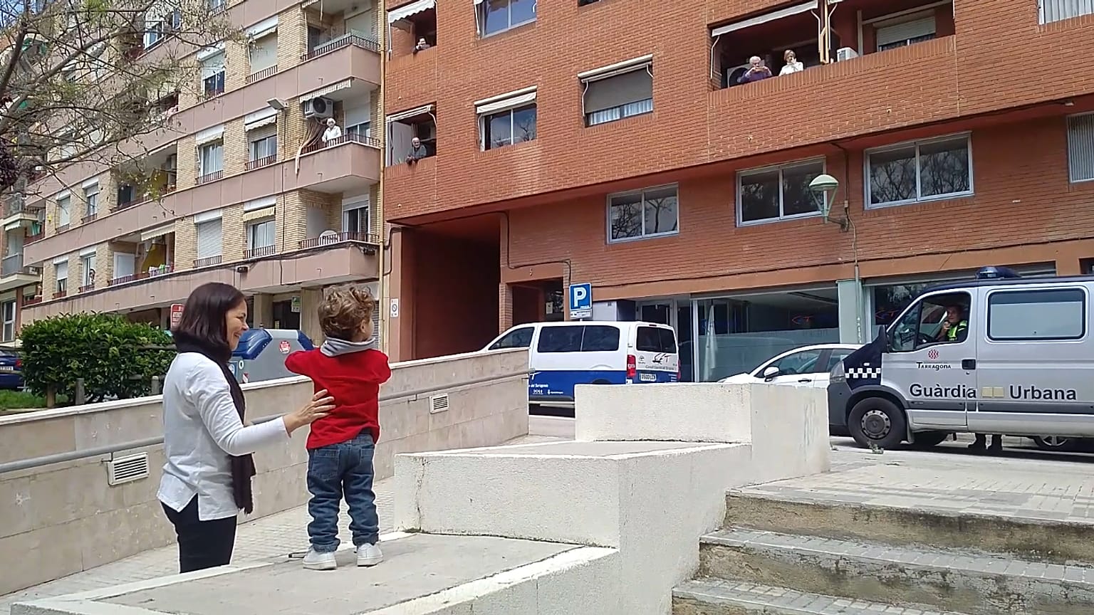 Eric despide a la policía después de su inusual felicitación de cumpleaños