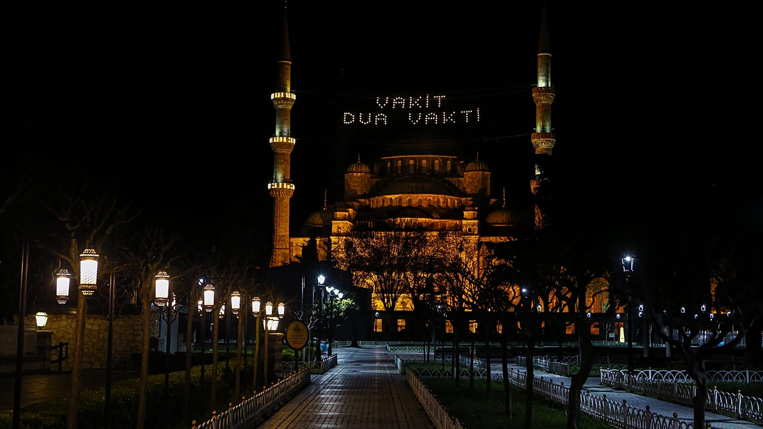Sultanahmet Camisi'ne Ramazan ayının başlaması nedeniyle mahya asıldı