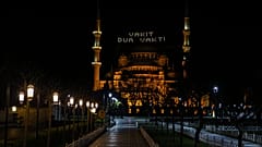Sultanahmet Camisi'ne Ramazan ayının başlaması nedeniyle mahya asıldı