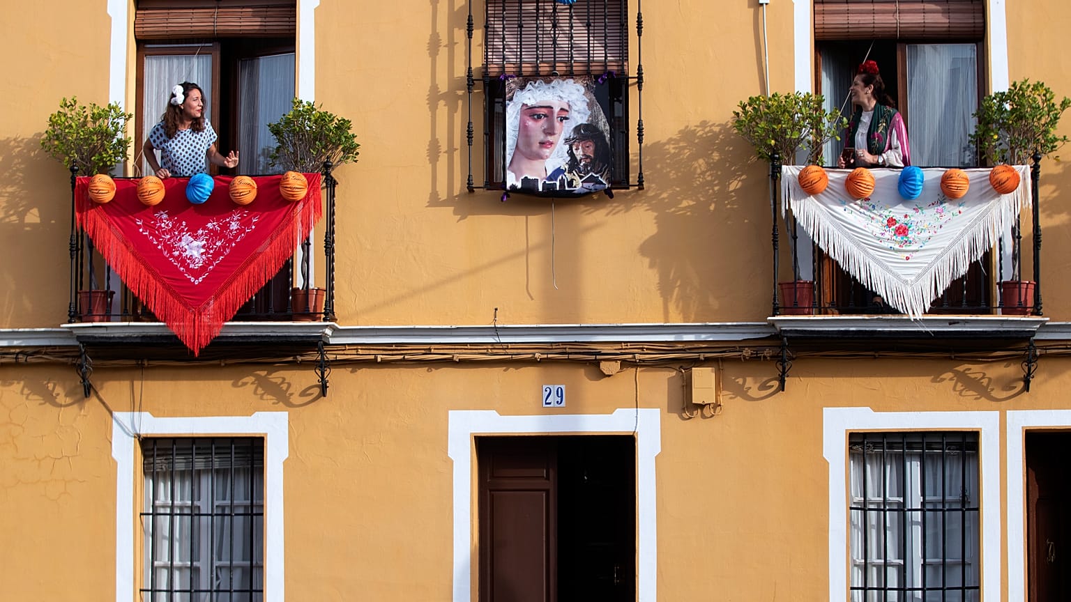 Mairena del Alcor bei Sevilla: Frauen singen von Balkonen
