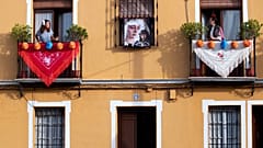 Mairena del Alcor bei Sevilla: Frauen singen von Balkonen