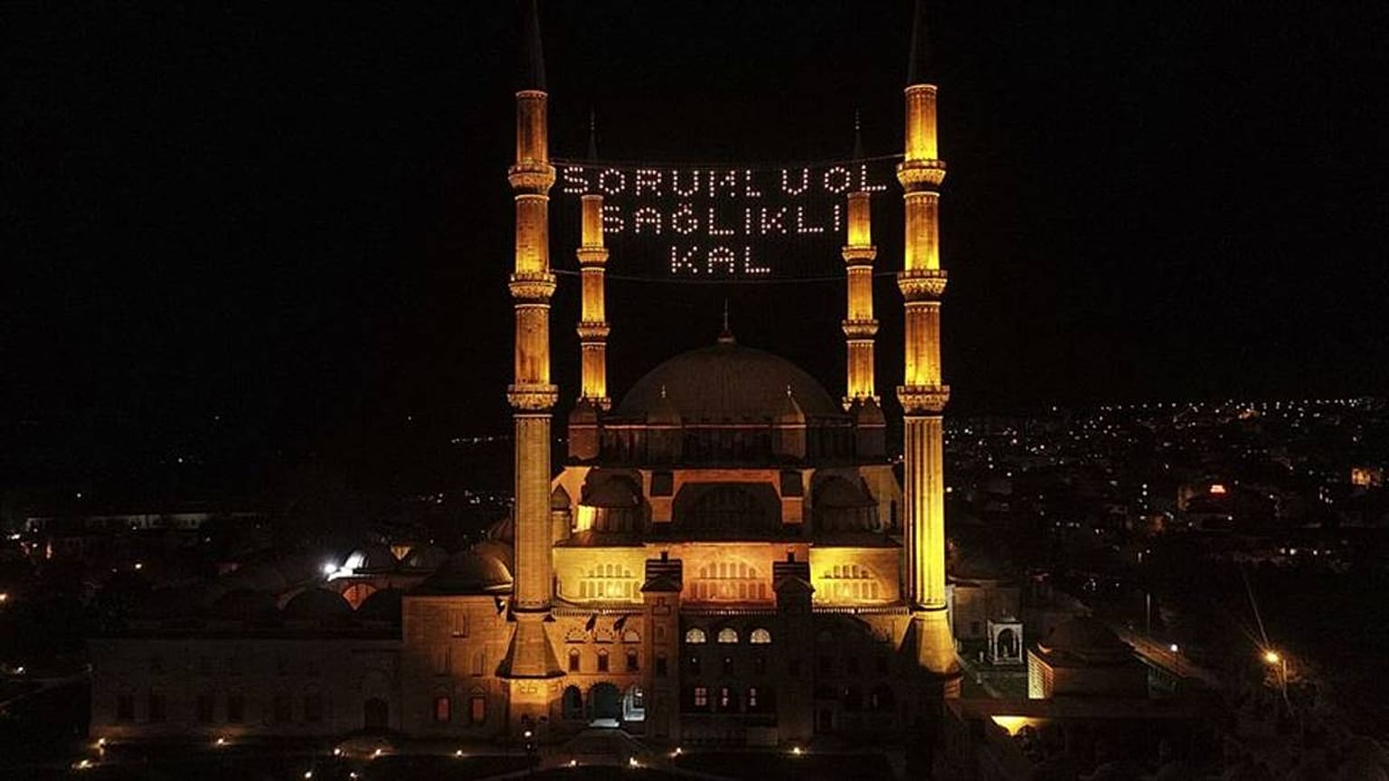 Koronavirüs mahyalardaki Ramazan mesajlarını da değiştirdi: Evde kal sağlıklı kal