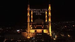 Koronavirüs mahyalardaki Ramazan mesajlarını da değiştirdi: Evde kal sağlıklı kal