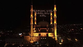 Koronavirüs mahyalardaki Ramazan mesajlarını da değiştirdi: Evde kal sağlıklı kal