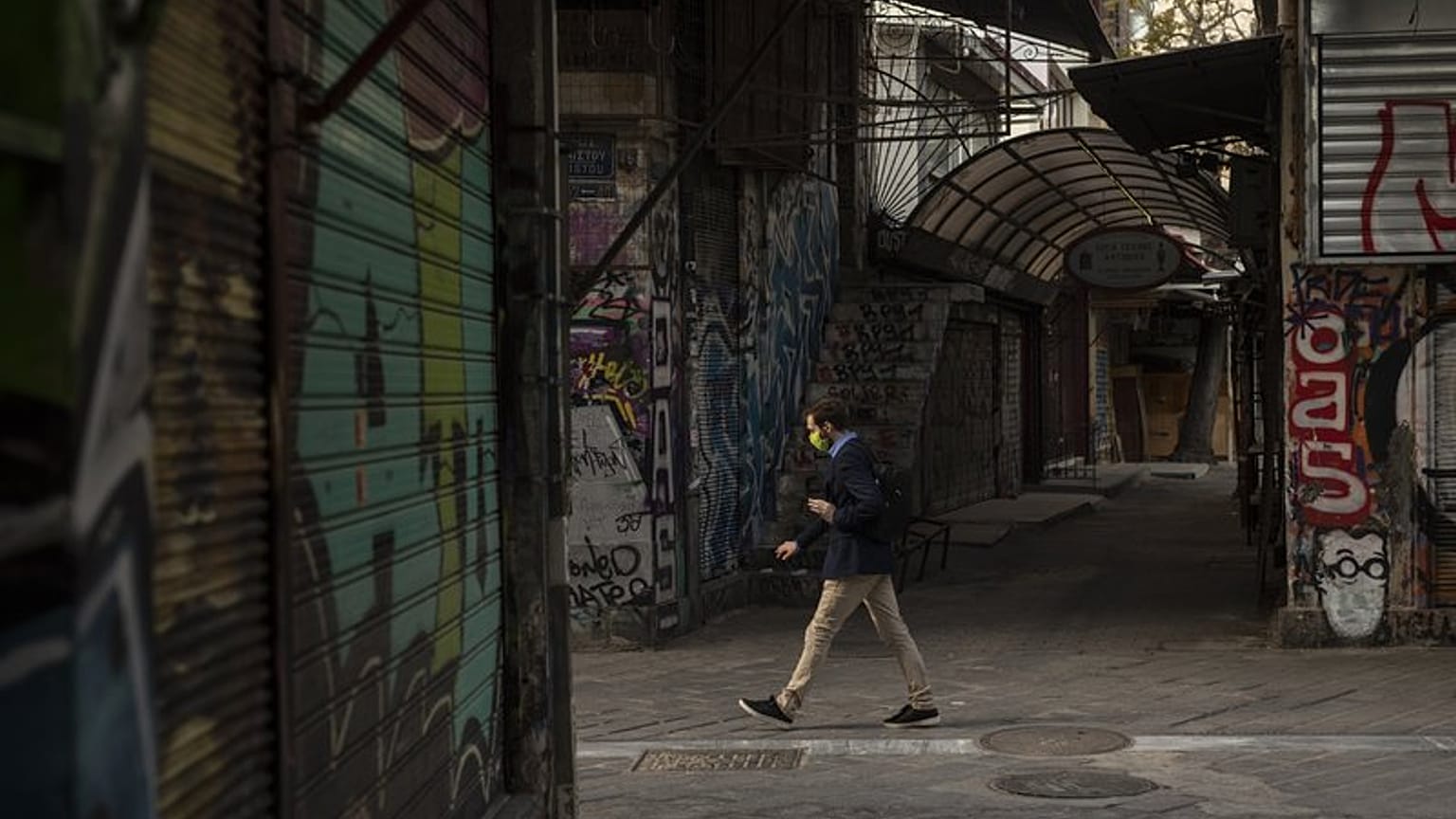 Αιφνιδιαστική υποβάθμιση από Fitch της προοπτικής του ελληνικού αξιόχρεου 
