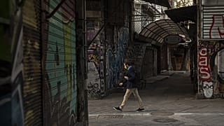 Αιφνιδιαστική υποβάθμιση από Fitch της προοπτικής του ελληνικού αξιόχρεου 