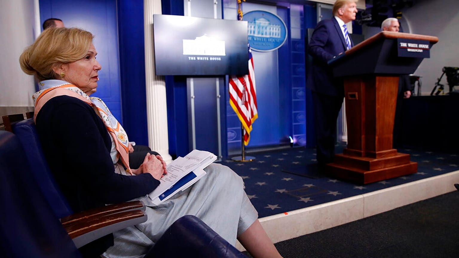 La doctora Birx durante la esperpéntica declaración de Trump 
