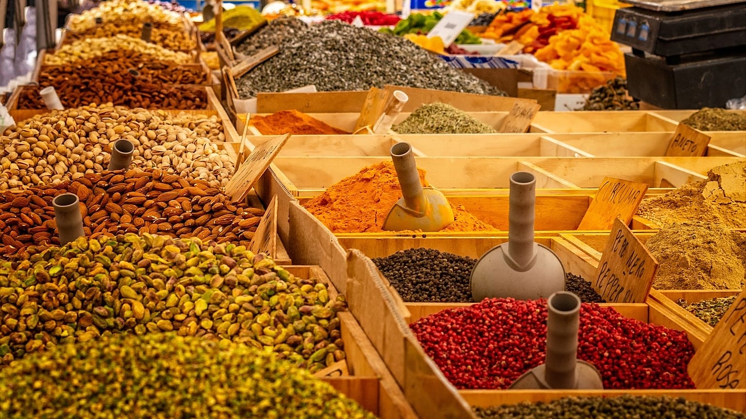 ما هي المواد التي افتقدتها رفوف المتاجر من أمريكا إلى العراق.. تعرف عليها؟