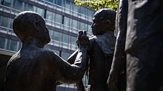 مجسمه تزریق واکسن به یک کودک در مقابل مقر سازمان بهداشت جهانی