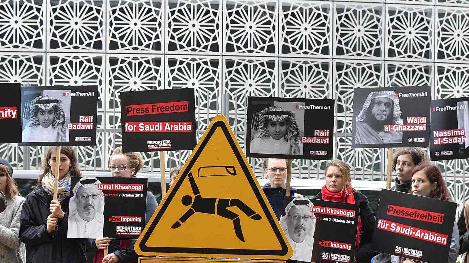 احتجاج أعضاء مراسلون بلا حدود أمام سفارة المملكة العربية السعودية حول الاعتقالات التي تطال الصحفيين والناشطين والحقوقيين السعوديين ، برلين، ألمانيا، 1 أكتوبر 2019.