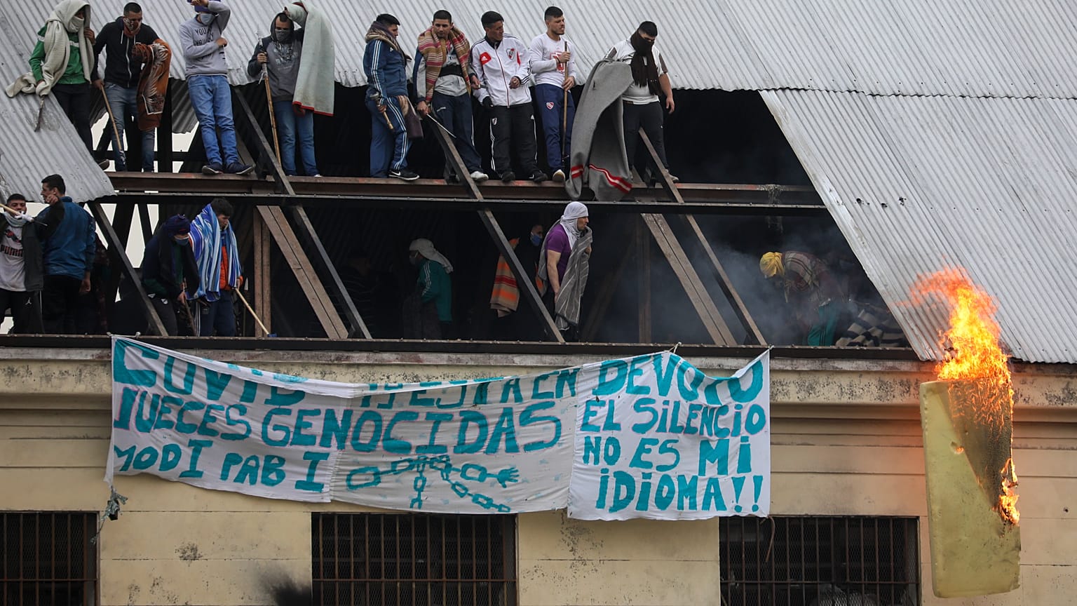 Arjantin'in başkenti Buenos Aires'te yaklaşık 1700 mahkumun bulunduğu ve bir görevlide Covid-19'a rastlanan Devoto Hapishanesi'nde mahkumlar isyan çıkardı