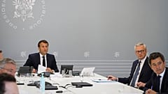 الرئيس إيمانويل ماكرون برفقة وزير الاقتصاد والمالية برونو لومير وعدد من الوزراء، من قصر الإليزيه خلال مؤتمر عبر الفيديو مع ممثلي الفنادق والمطاعم-باريس 24 أبريل 2020