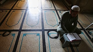 Many Muslims around the world begin Ramadan under lockdown