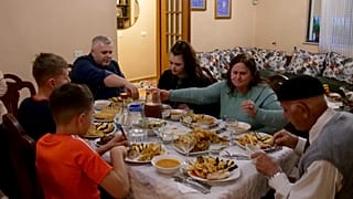 كورونا يعيد إلى ذاكرة الألبان الحقبة الشيوعية وخطر الصيام في رمضان