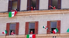 Les Italiens, aux fenêtres, chantent en coeur Bella Ciao