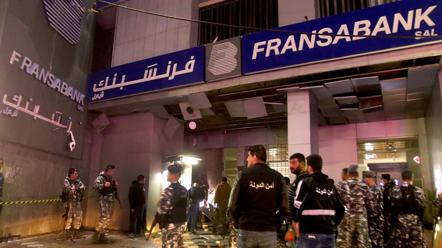 اعتداء بقنبلة على فرع أحد المصارف في لبنان وسط الأزمة الاقتصادية