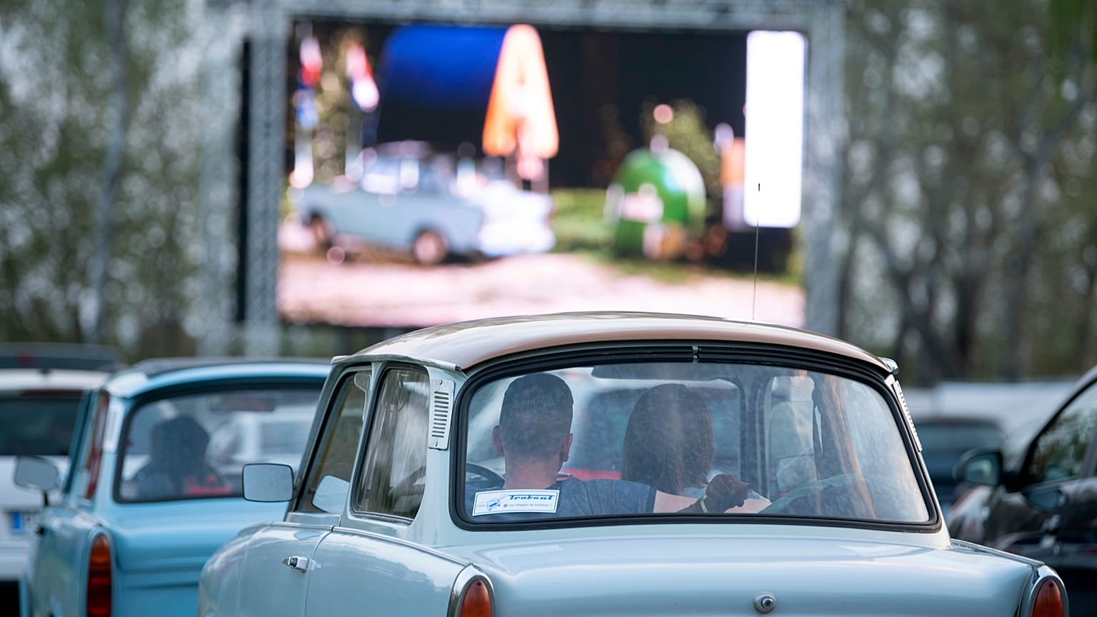 Trotz relativ geringer Infektionszahlen geht auch Dresden auf Nummer sicher: Auto-Kino in Corona-Zeiten.