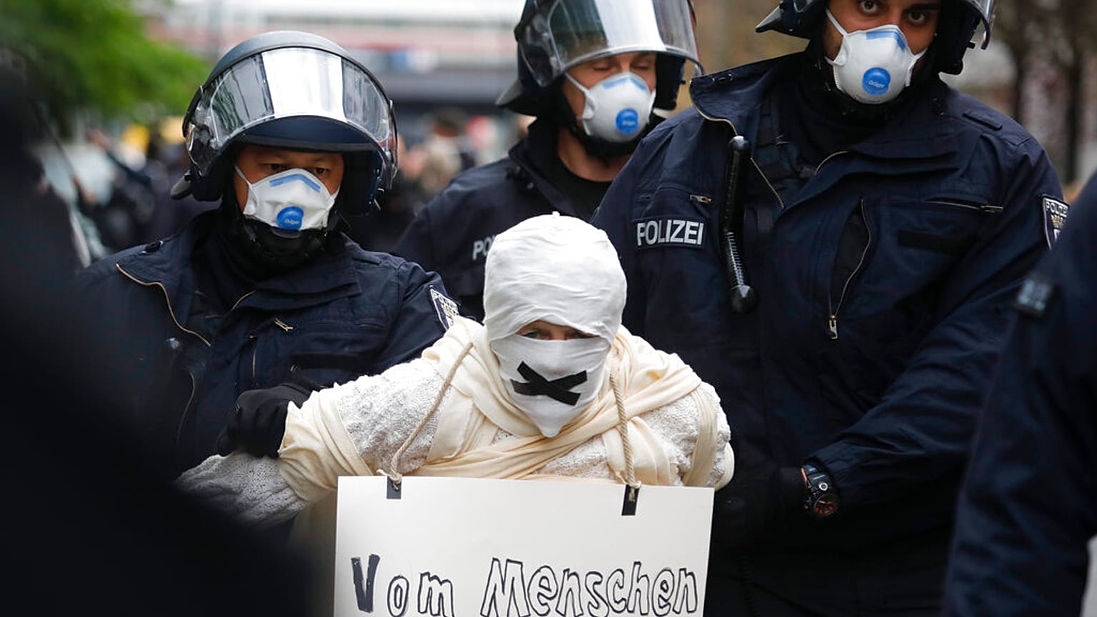 Covid 19, libertà di movimento o diritto alla salute? I cortei contro il lockdown