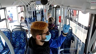 A maszk viselése kötelező számos zárt közösségi térben
