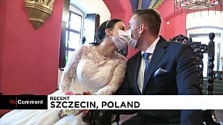 Maszkban csattant az esküvői csók
