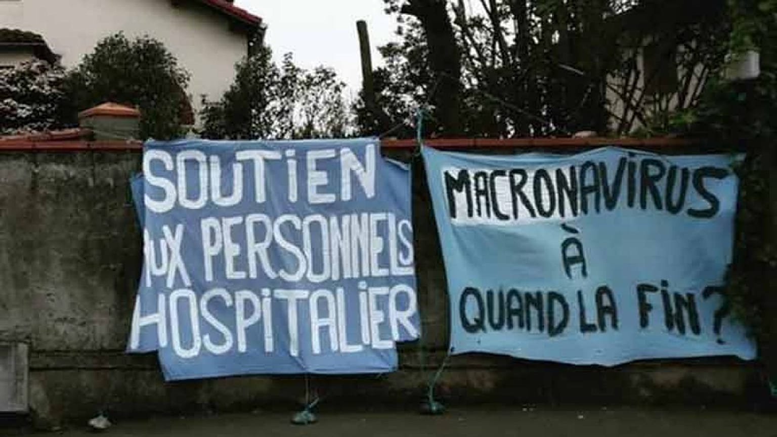 Fransa'da "Macronavirüs" yazılı pankart asan genç kadın dört saat gözaltında tutuldu