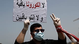 متظاهر لبناني في وسط بيروت في الثاني والعشرين من نيسان/أبريل الجاري 