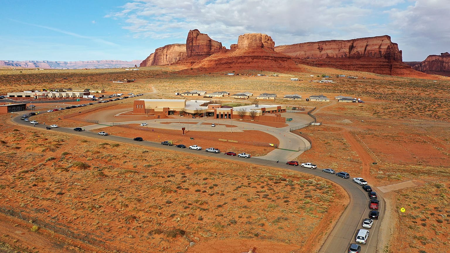 Des Navajos font la queue, au volant de leurs véhicules, pour accéder au centre de santé d'Oljato près de Monument Valley - entre l'Arizona et l'Utah -, le 17 avril 2020