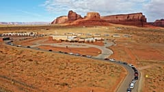 Des Navajos font la queue, au volant de leurs véhicules, pour accéder au centre de santé d'Oljato près de Monument Valley - entre l'Arizona et l'Utah -, le 17 avril 2020
